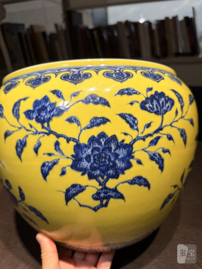 清乾隆 黄地青花折枝花卉纹缸 - 图9